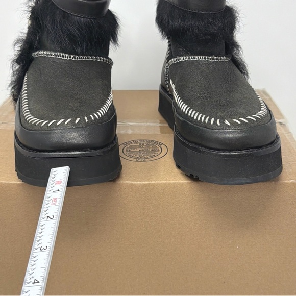 UGG Fluff Punk Women’s Boots Black Size 6 Platform Sheepskin Lined STORE MODEL - Picture 3 of 16